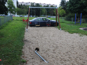 Řidič BMW vletěl s autem přímo doprostřed dětského hřiště