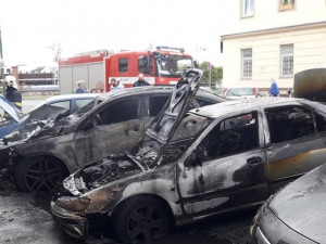 Žhář podpálil zaparkovaný Mercedes, oheň se rychle šířil na další auta