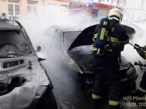 Žhář podpálil zaparkovaný Mercedes, oheň se rychle šířil na další auta