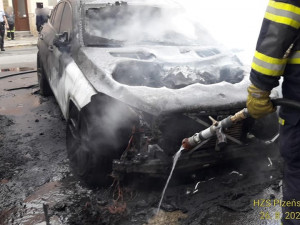 Žhář podpálil zaparkovaný Mercedes, oheň se rychle šířil na další auta