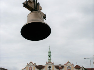 Díky sbírce se podařilo po 79 letech na věž kostela svaté Markéty vrátit všechny zvony