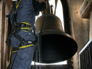 Díky sbírce se podařilo po 79 letech na věž kostela svaté Markéty vrátit všechny zvony