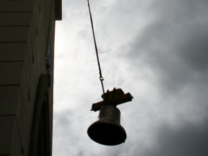 Díky sbírce se podařilo po 79 letech na věž kostela sv. Markéty vrátit všechny zvony