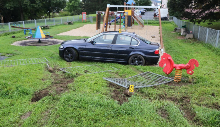 Řidič BMW vletěl s autem přímo doprostřed dětského hřiště