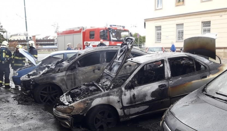 Žhář podpálil zaparkovaný Mercedes, oheň se rychle šířil na další auta