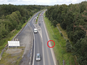 Jak můžete vidět na přiložených fotografiích, tak kolikrát ani drátěný plot nemusí být stoprocentní zárukou, že nemůže řidič na silnici potkat třeba právě vydru