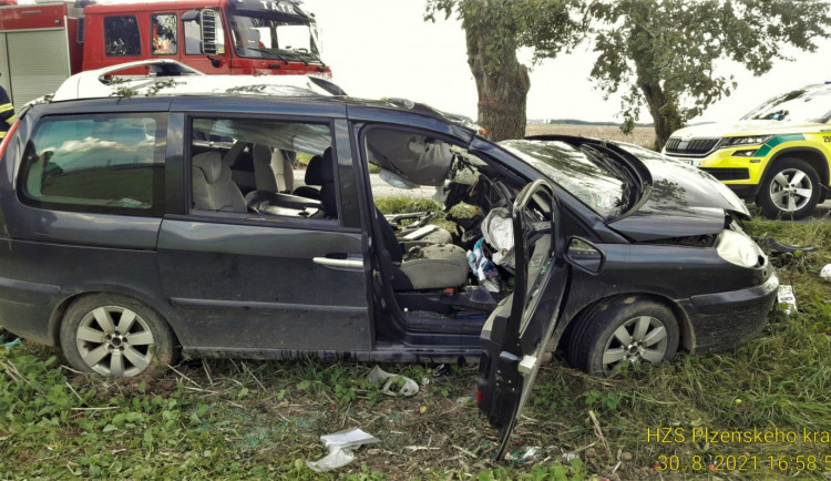 Dvacetiletý řidič utrpěl těžké zranění po nárazu do stromu. Z vraku ho museli hasiči vystříhat