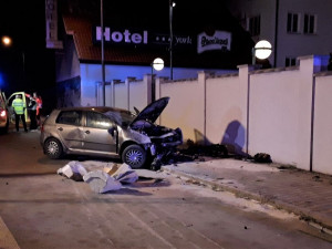 Silně opilý cizinec prorazil betonovou zábranu, smetl značky a zaparkoval na chodníku