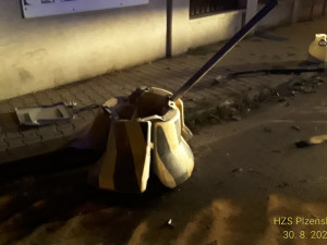 Silně opilý cizinec prorazil betonovou zábranu, smetl značky a zaparkoval na chodníku