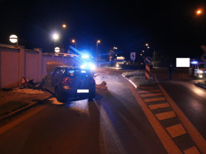 Silně opilý cizinec prorazil betonovou zábranu, smetl značky a zaparkoval na chodníku