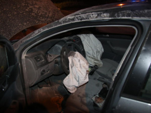 Silně opilý cizinec prorazil betonovou zábranu, smetl značky a zaparkoval na chodníku