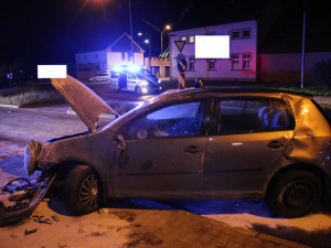 Silně opilý cizinec prorazil betonovou zábranu, smetl značky a zaparkoval na chodníku