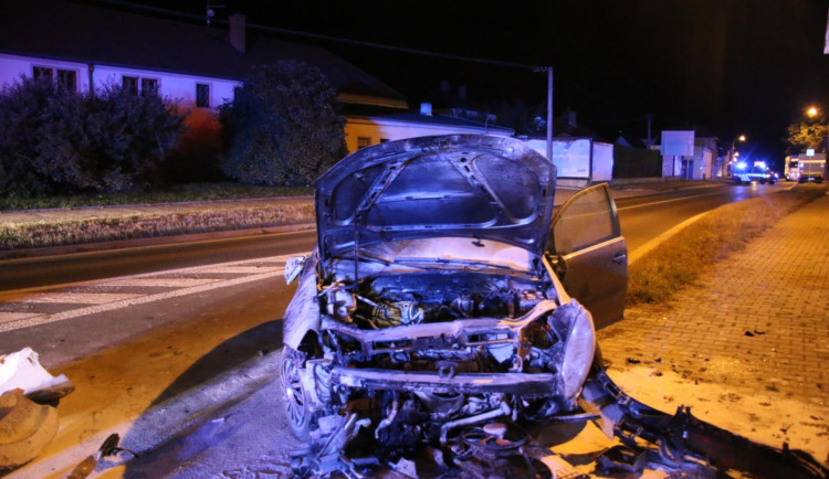 Silně opilý cizinec prorazil betonovou zábranu, smetl značky a zaparkoval na chodníku