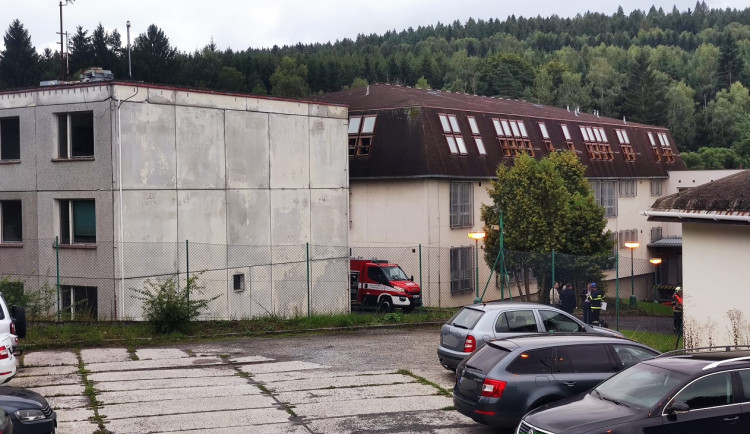 Z uprchlického tábora v Bálkové se linul silný dým, na místě zasahovalo devět jednotek hasičů