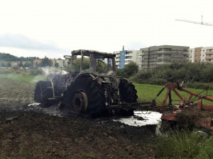 Plameny proměnily traktor v ohnivou kouli, požár způsobil škodu 1,5 milionu