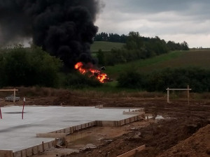 Plameny proměnily traktor v ohnivou kouli, požár způsobil škodu 1,5 milionu
