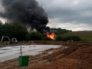 Plameny proměnily traktor v ohnivou kouli, požár způsobil škodu 1,5 milionu