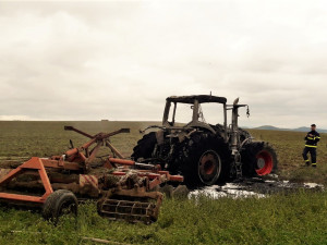 Plameny proměnily traktor v ohnivou kouli, požár způsobil škodu 1,5 milionu