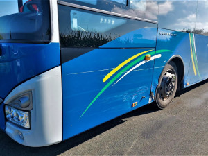 Děti nedojely první den včas do školy, do jejich autobusu narazil s osobákem mladý řidič