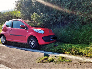 Děti nedojely první den včas do školy, do jejich autobusu narazil s osobákem mladý řidič