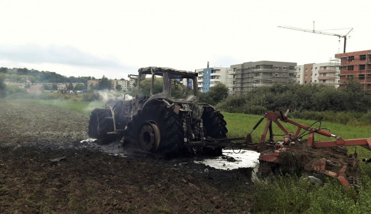 Z traktoru zbylo jen ohořelé torzo