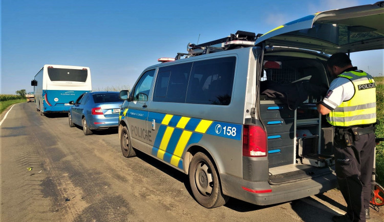 Děti nedojely první den včas do školy, do jejich autobusu narazil s osobákem mladý řidič