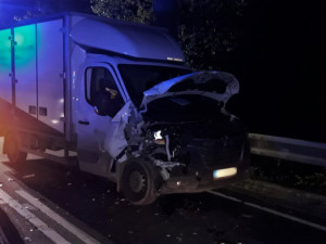 Řidič dodávky nepřizpůsobil rychlost a zapíchl se do traktoru silničářů