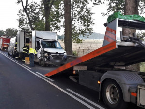 Řidič dodávky nepřizpůsobil rychlost a zapíchl se do traktoru silničářů