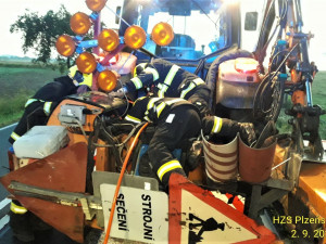 Řidič dodávky nepřizpůsobil rychlost a zapíchl se do traktoru silničářů