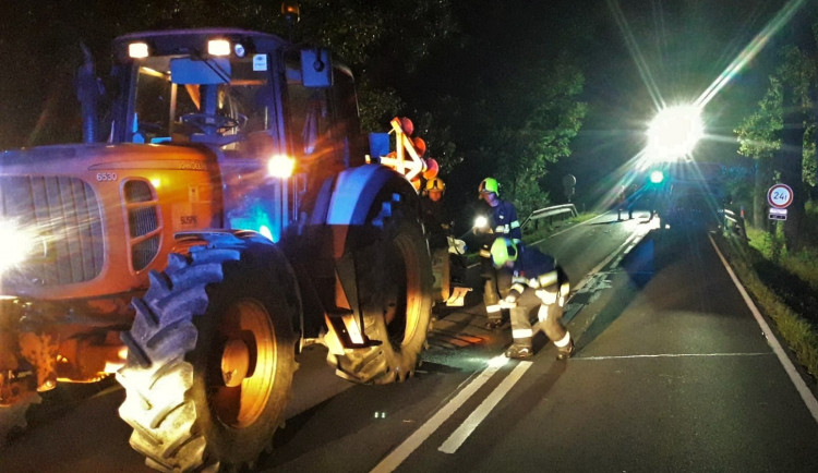Řidič dodávky nepřizpůsobil rychlost a zapíchl se do traktoru silničářů