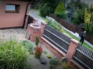 Zloděj vybílil manželům dům, zatímco na zahradě sekali trávu, podezřelého zachytila bezpečnostní kamera