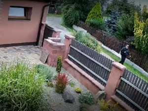 Zloděj vybílil manželům dům, zatímco na zahradě sekali trávu, podezřelého zachytila bezpečnostní kamera