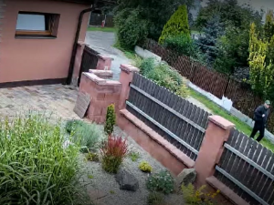 Zloděj vybílil manželům dům, zatímco na zahradě sekali trávu, podezřelého zachytila bezpečnostní kamera