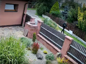 Zloděj vybílil manželům dům, zatímco na zahradě sekali trávu, podezřelého zachytila bezpečnostní kamera