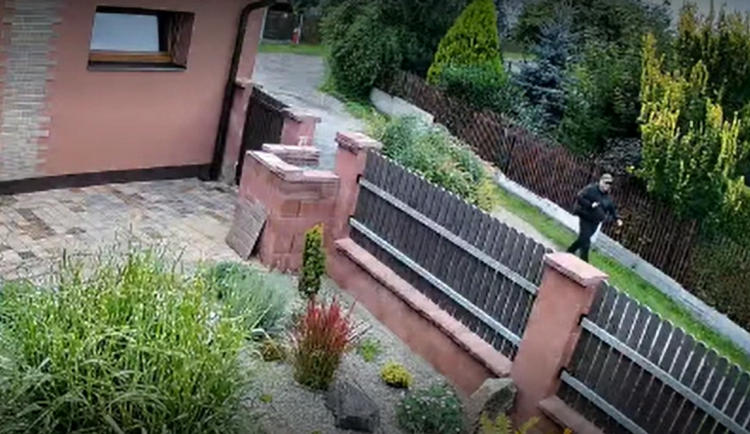 Zloděj vybílil manželům dům, zatímco na zahradě sekali trávu, podezřelého zachytila bezpečnostní kamera