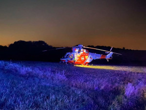Cyklistu smetla řidička osobního automobilu, muže ve vážném stavu transportoval vrtulník do nemocnice