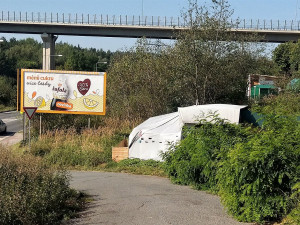 Starý obytný přívěs se spoustou přístavků hyzdí výpadovku z Plzně a štve obyvatele v okolí, glamping to nebude