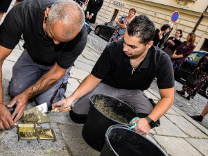Dalších 20 kamenů zmizelých připomínajících oběti holokaustu přibylo v ulicích Plzně