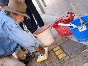 Kameny zmizelých instaloval v minulosti v Plzni i samotný autor projektu Gunter Demnig