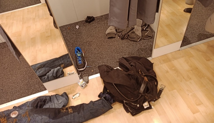 Bezdomovec se střevními problémy pokálel kradené džíny ještě v prodejně