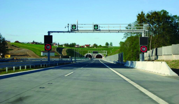 Během prázdninových měsíců se prodalo o 400 tisíc dálničních známek více než loni