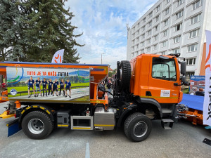 Sedm studentů plzeňské školy sestavilo z dodaných dílů novou Tatru, vůz bude zajišťovat zimní údržbu silnic