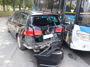Silně opilá žena nezvládla parkování, další řidička způsobila srážku s autobusem