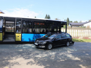 Řidička nezajistila svůj vůz proti rozjetí