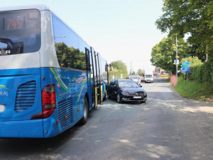 Řidička nezajistila svůj vůz proti rozjetí
