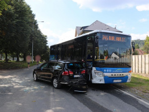 Řidička nezajistila svůj vůz proti rozjetí