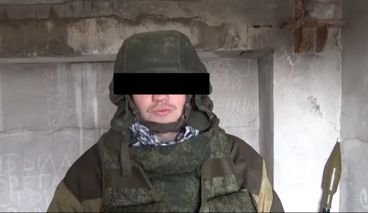 Foto z videozáznamu, němž Lukáš N. v uniformě a se zbraněmi vypráví ruským novinářům kde, jak a proč v Doněcku a Luhansku bojuje.