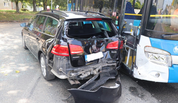 Řidička nezajistila svůj vůz proti rozjetí