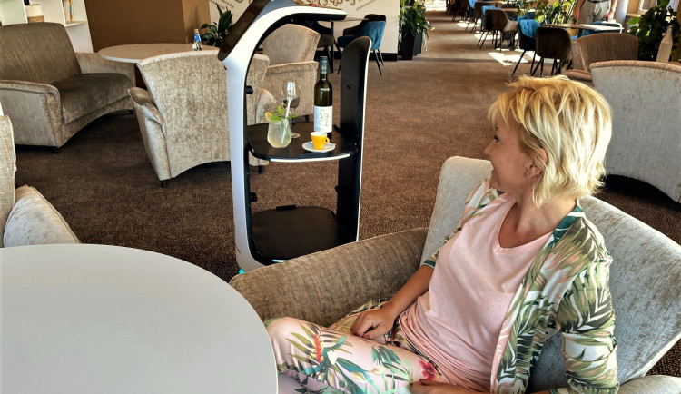 Šumavský hotel začal jako první v Česku využívat robotickou servírku, hosté jsou nadšení