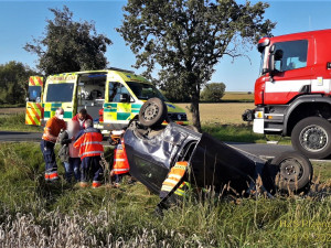 Při střetu dvou vozidel na Plzeňsku zůstalo jedno z nich převrácené na střeše v příkopu